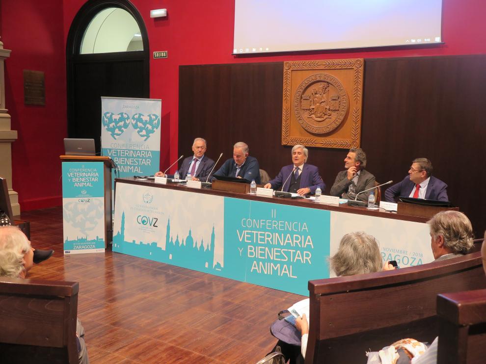 Acto de inauguración. De izquierda a derecha: Felipe Vilas (presidente del Colegio de Veterinarios de Madrid), Enrique Novales (Director General de Ganadería), Juan José Badiola (presidente del Consejo General de Colegios Veterinarios), Francisco Falo Forniés (Director General de Salud Pública) y Jesús García (presidente del Colegio de Veterinarios de Zaragoza).