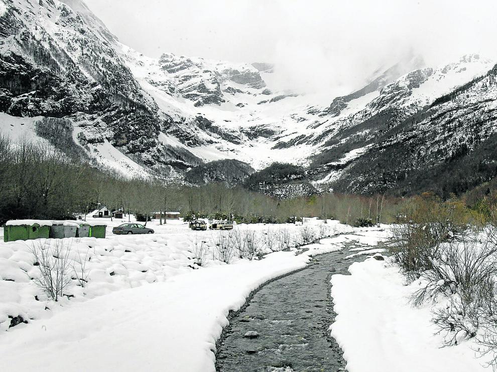 El valle de Pineta, en el Pirineo oscense, nevado.