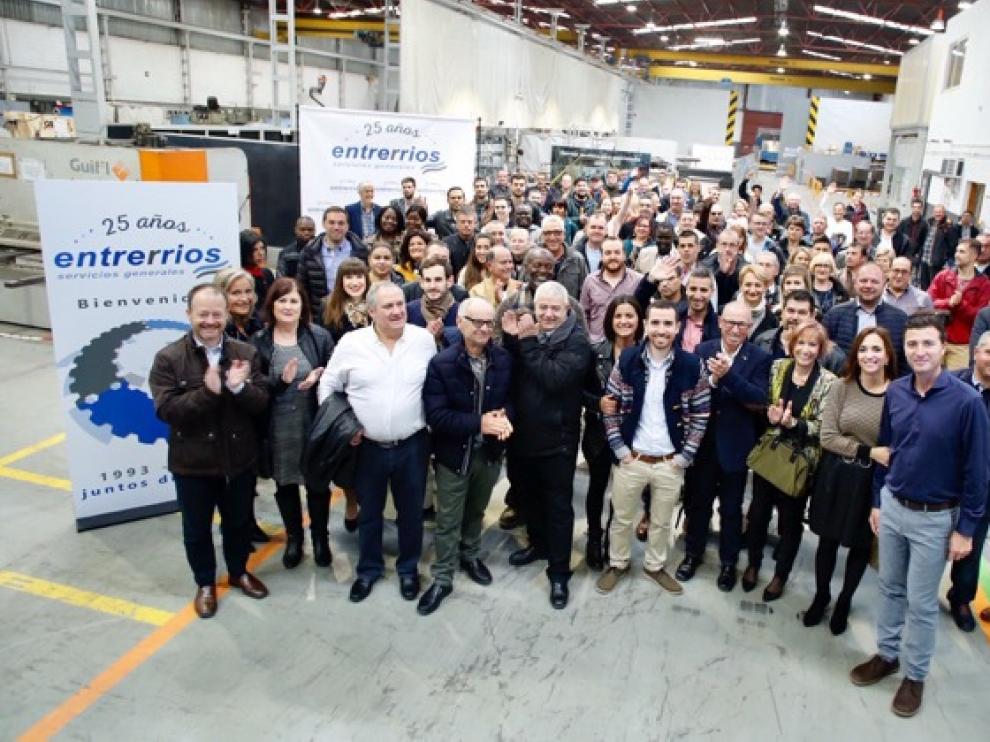 Foto de grupo durante la jornada de puertas abiertas celebrada ayer en Figueruelas.