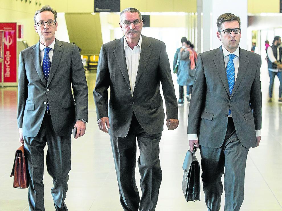 El principal encausado, Ricardo García Becerril, flanqueado por sus dos abogados.