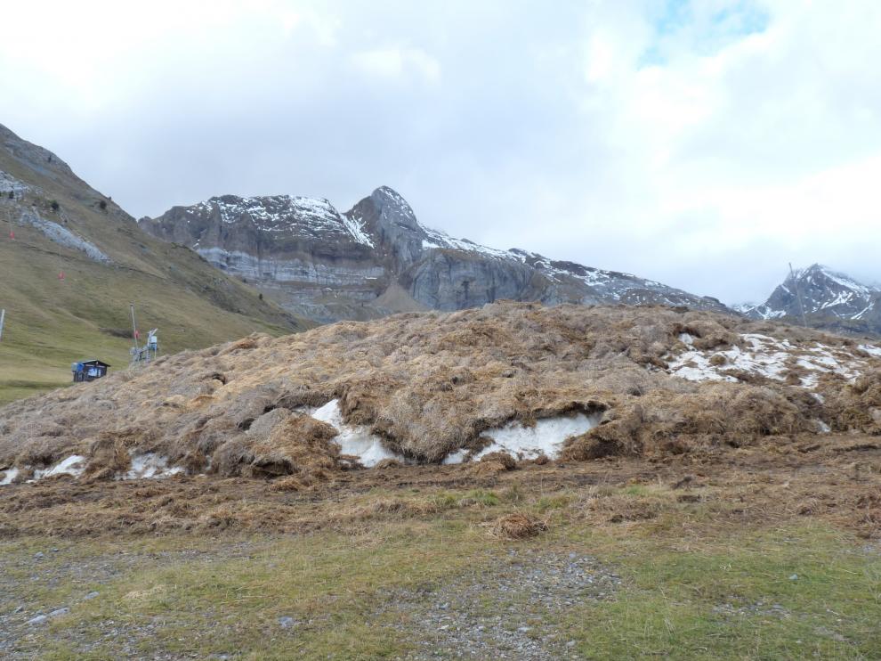 La estación estará retirando estos días la paja que ha actuado como aislante de la montaña de nieve
