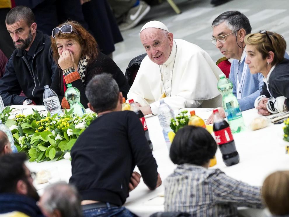 El Papa durante su almuerzo con 1.500 indigentes.