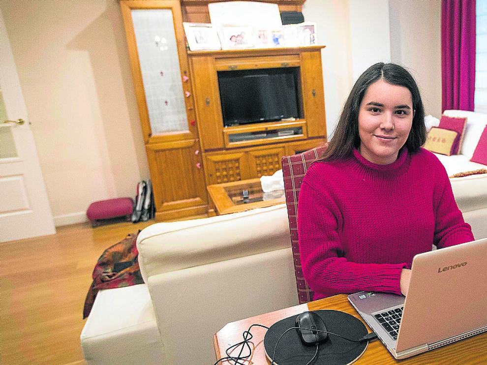 Paula Echevarría, que nació con hipoacusia, irradia vitalidad y optimismo a sus 18 años.