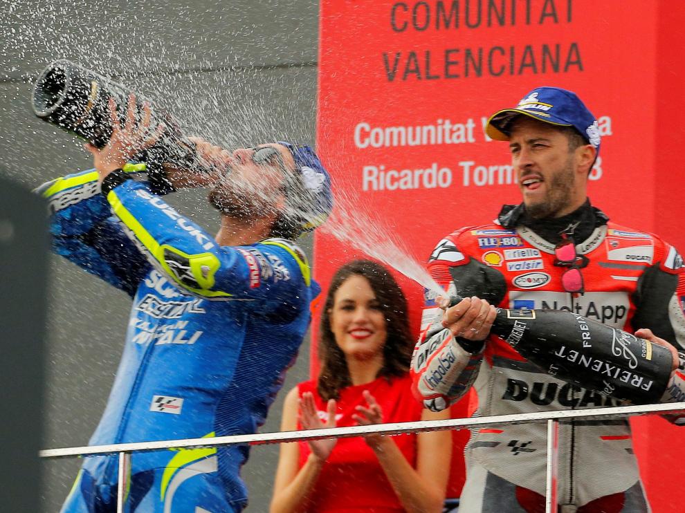 Andrea Dovizioso tras ganar en el circuito de Cheste.
