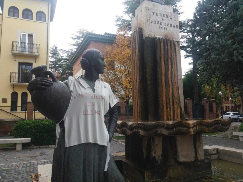 La Mujer del Cántaro luce una camiseta a favor de la huelga de prisiones