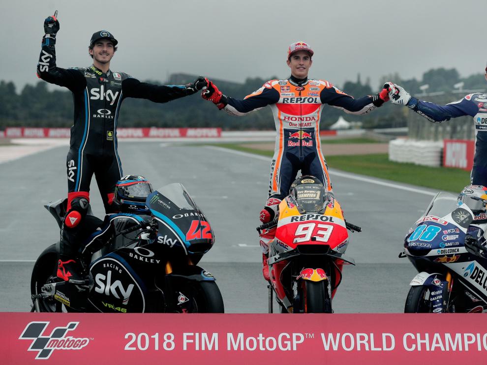 Los tres campeones del mundo de motociclismo. De izquierda a derecha: Francesco Bagnaia (Moto 2), Marc Márquez (Moto GP) y Jorge Martín (Moto 3).