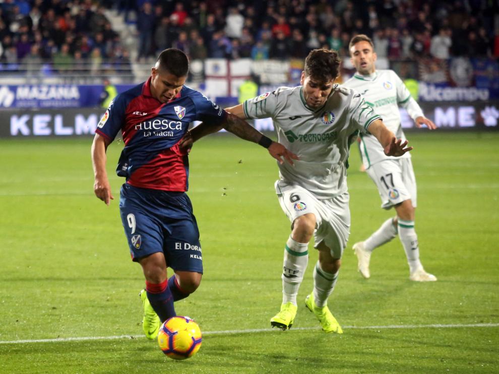 Cucho Hernández, en pugna con Cabrera durante el partido ante el Getafe.
