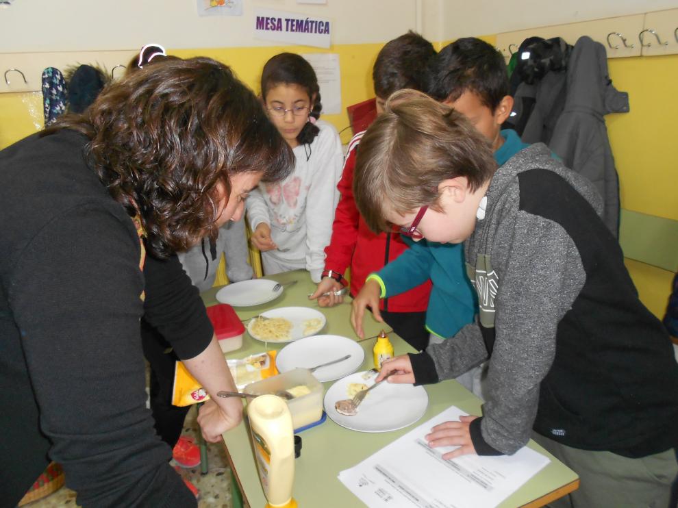 Los niños han llevado a cabo diferentes experimentos para detectar el almidón en los alimentos.