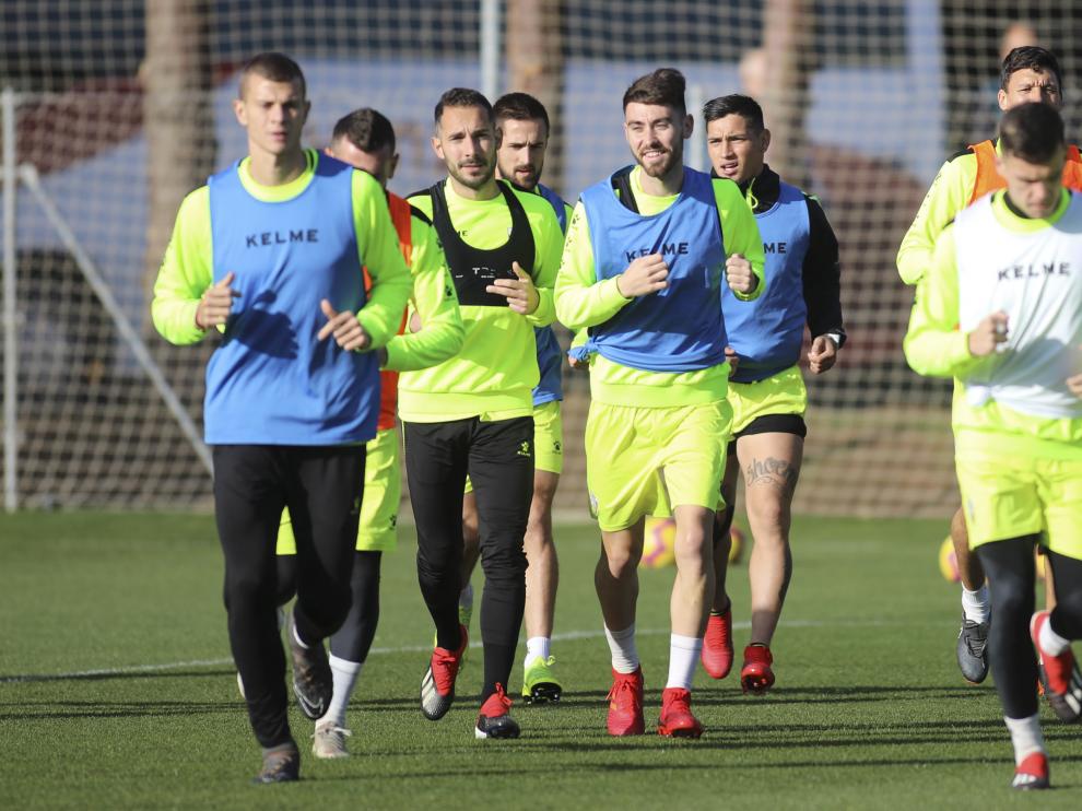 Chimy Ávila, en el centro, se ha entrenado este lunes con sus compañeros.