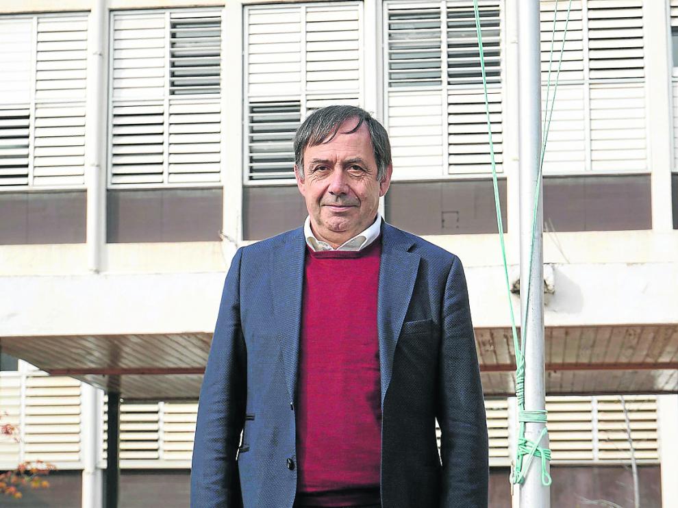 Donato Boscia, frente al edificio del Instituto Agronómico de Zaragoza (IAMZ).