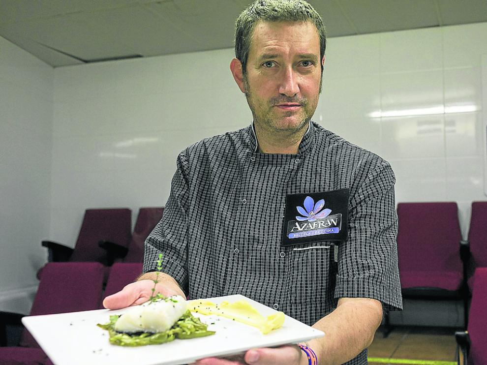 José Manuel Martínez muestra este bacalao con judías verdes y salsa holandesa.