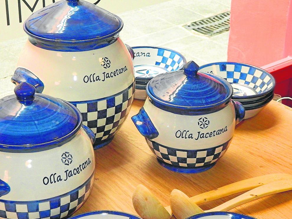 Recetas de la Olla jacetana, servidas en su vajilla específica.