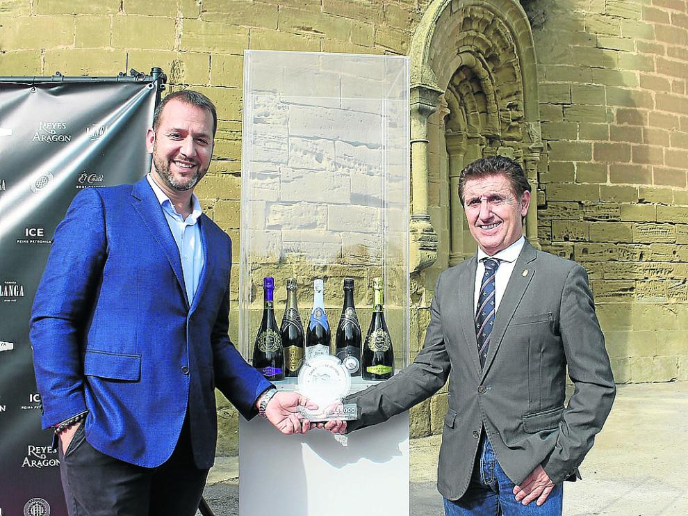 El alcalde de Villanueva de Sijena (derecha), Alfonso Salillas, con el dueño de Bodegas Langa, C. Langa.