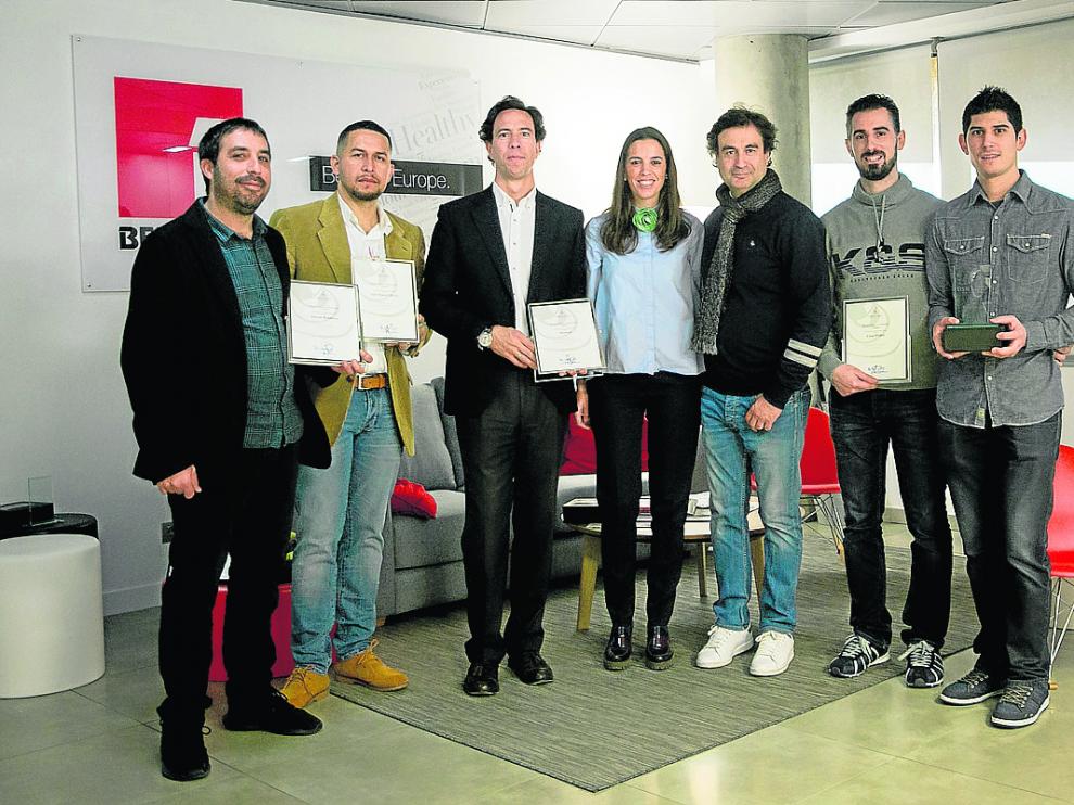 Los premiados, con el cocinero Pepe Rodríguez -tercero por la derecha-.