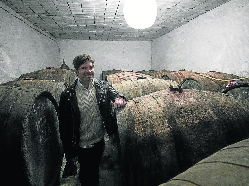 Martín Jaime, entre los toneles (pipas) que construyera su abuelo Vicente en las bodegas familiares.