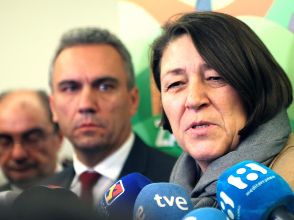 La comisaria de Transportes de la UE, Violeta Bulc, y el secretario de Infraestructuras, Javier Izquierdo, este lunes, antes de participar en el acto de respaldo al corredor en el Parlamento europeo.