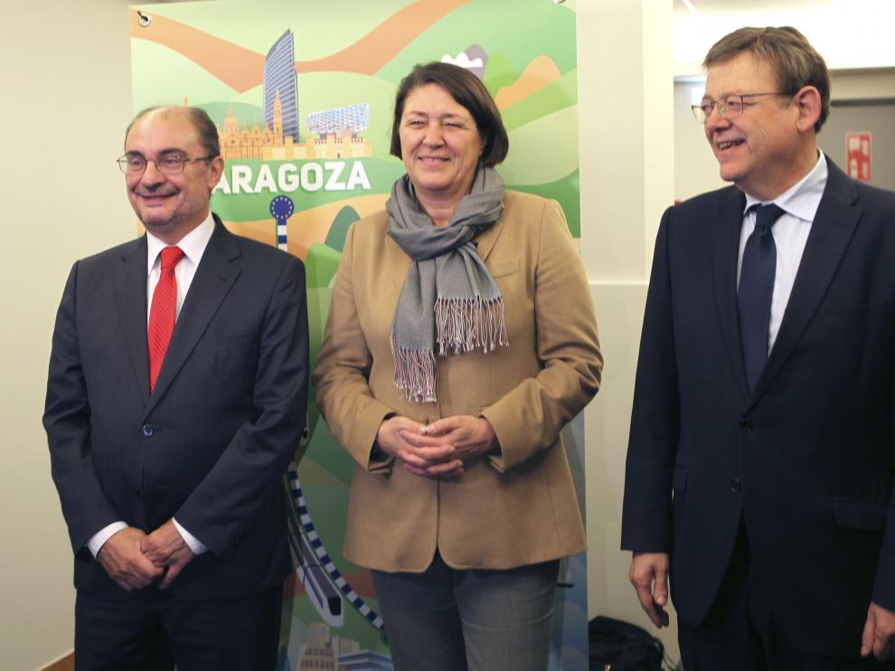 El presidente de Aragón, Javier Lambán, la comisaria europea de Transporte, Violeta Bulc y el presidente de la Generalitat Valenciana, Ximo Puig.
