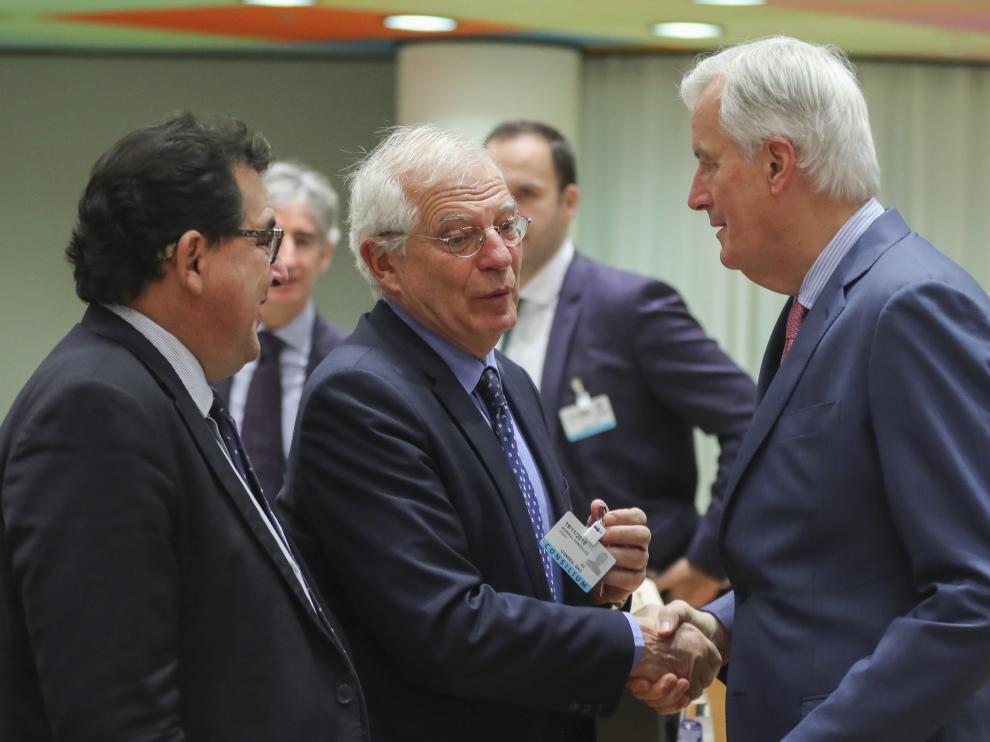 El ministro español de Asuntos Exteriores, Josep Borrell, saluda al negociador jefe europeo para el "brexit", Michael Barnier.