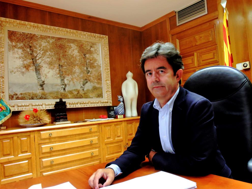 El alcalde de Huesca, Luis Felipe, en su despacho del Ayuntamiento.