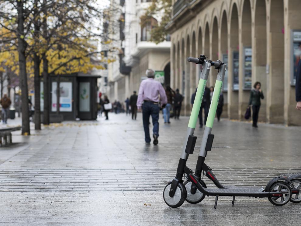 Un par de patinetes de alquiler en el paseo de la Independencia de Zaragoza.