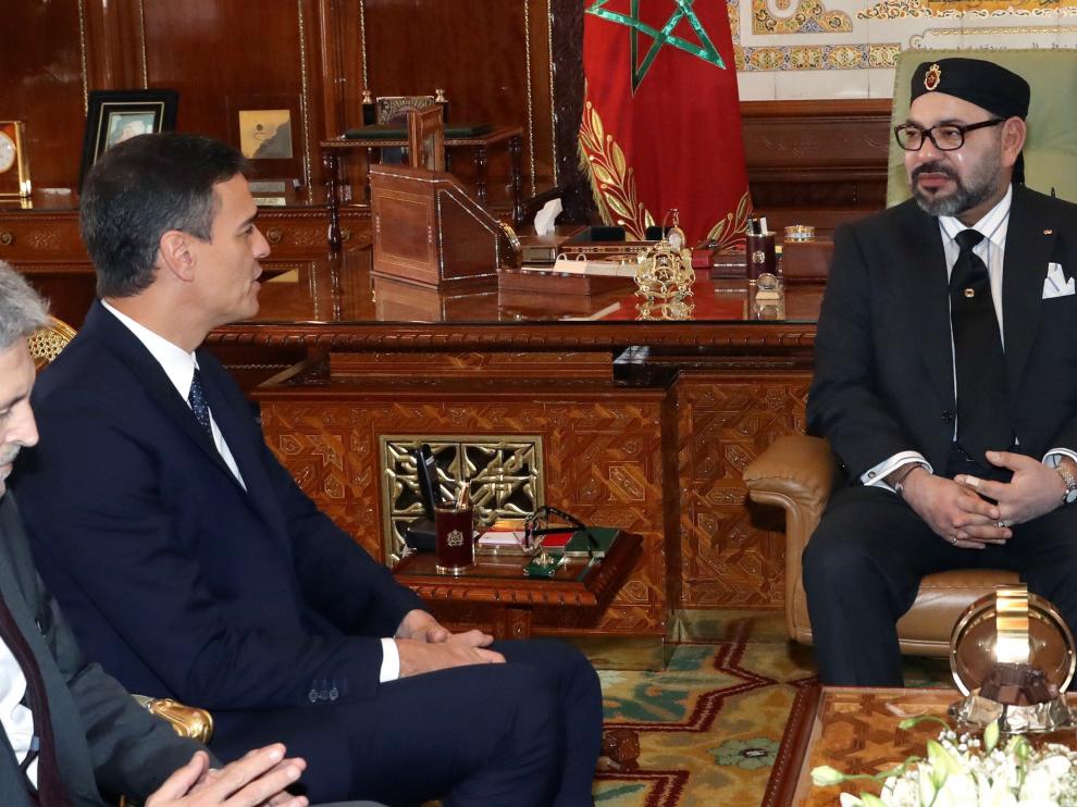 El presidente del Gobierno español, Pedro Sánchez, y el rey Mohamed VI de Marruecos.