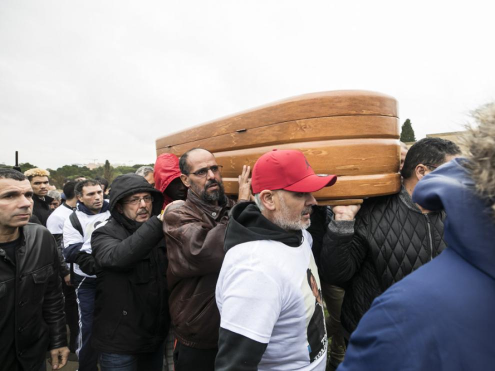 Un millar de personas asisten al entierro de Sami