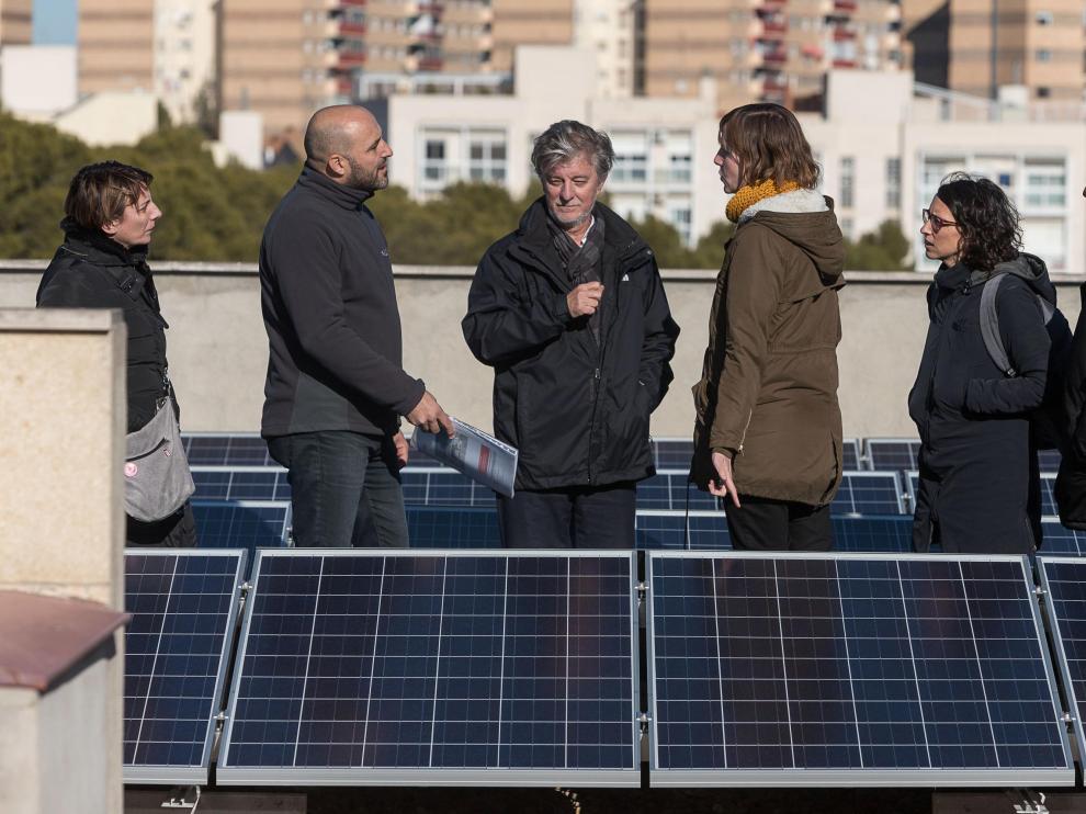 El alcalde Santisteve, en las placas solares del cuartel de Policía de La Paz.
