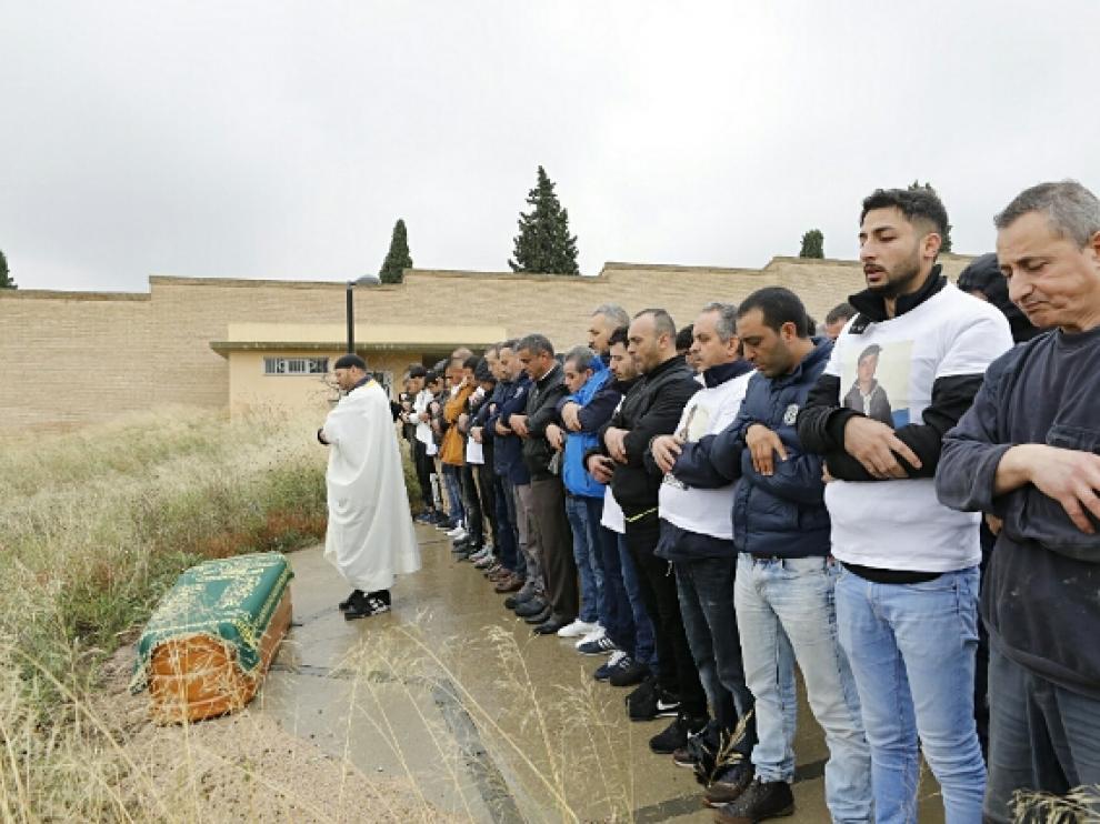 Los asistentes al entierro en el cementerio musulmán de Torrero rezan en recuerdo del joven asesinado el pasado domingo.