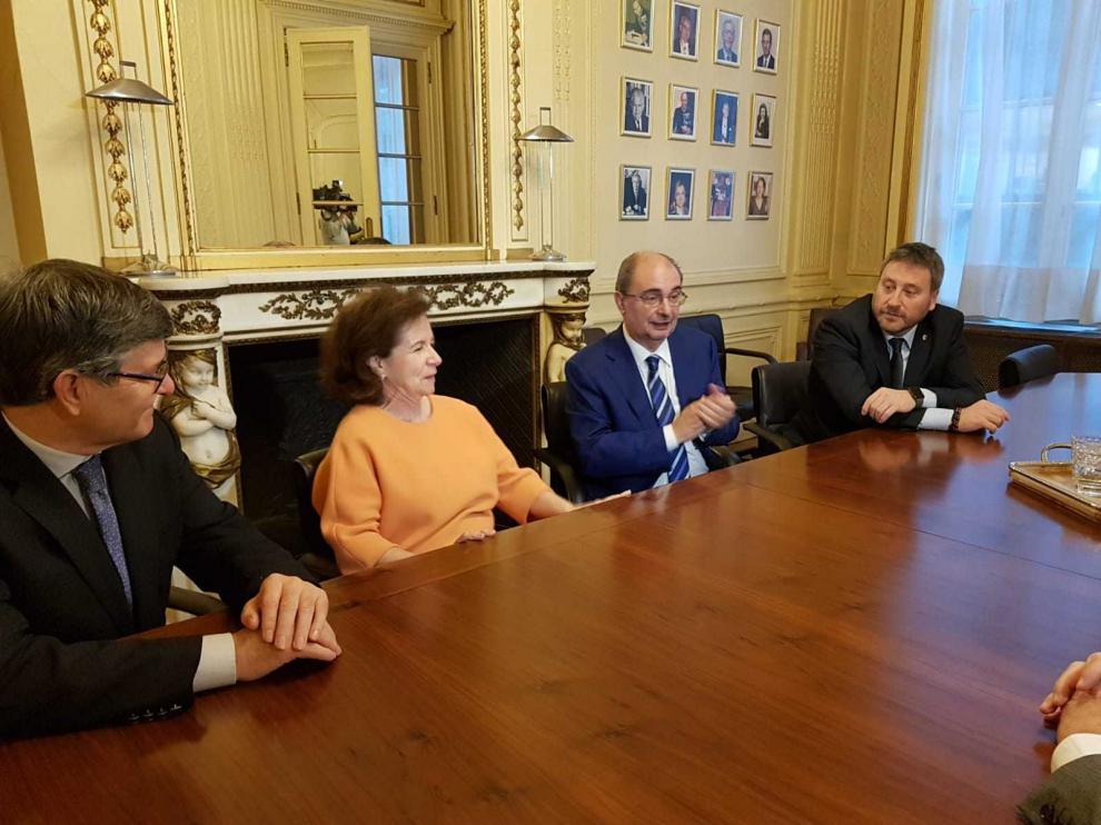 Encuentro con la embajadora en Bélgica. La delegación aragonesa, encabeza por el presidente Lambán, continuó ayer los contactos en Bruselas y se reunió con la embajadora española, Beatriz Larrotxa, y la eurodiputada Irache García tras caerse de la agenda el encuentro previsto con el presidente del Europarlamento, Antonio Tajani.