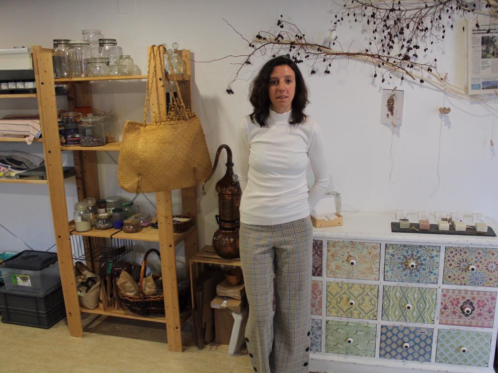 Alba Chesa, creadora de una empresa de cosmética natural, Saponaria Sopas, en Albelda (Huesca) .