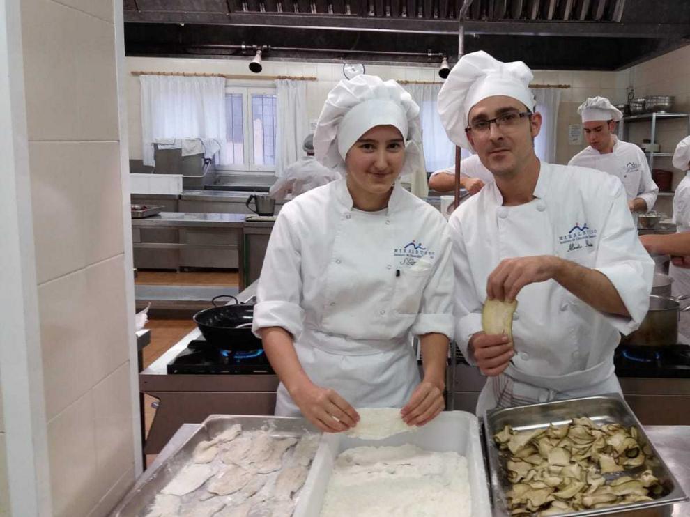 Alberto Ibáñez y Sara Gimeno, en clase de Cocina.