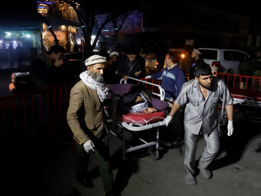 Miembros de los servicios de emergencias transportan a un herido tras un ataque suicida en Kabul.
