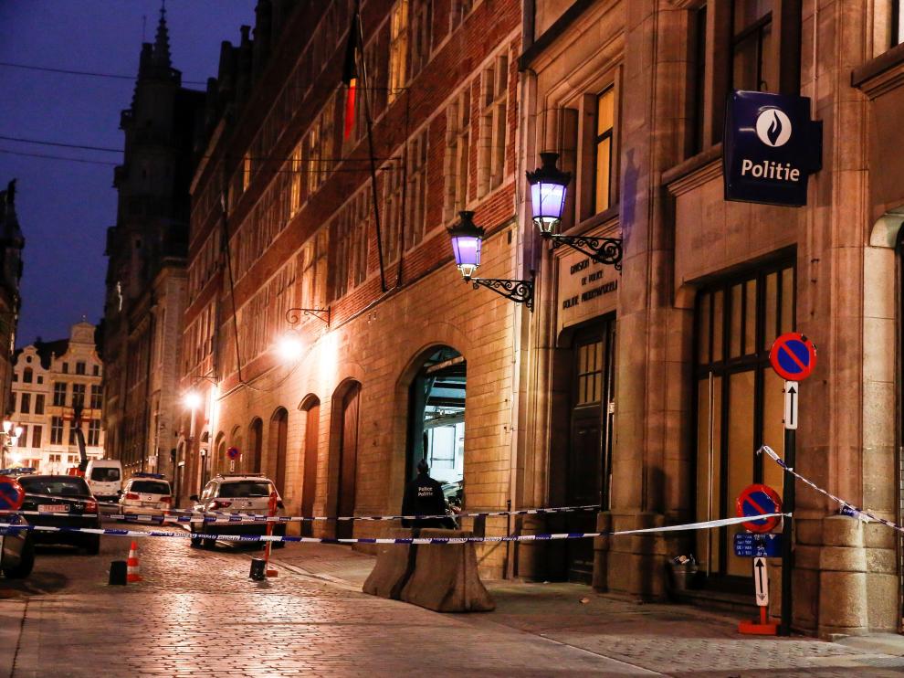 El ataque ha tenido lugar cerca de la entrada de una comisaría en el centro de Bruselas, en la calle Marché au Charbon
