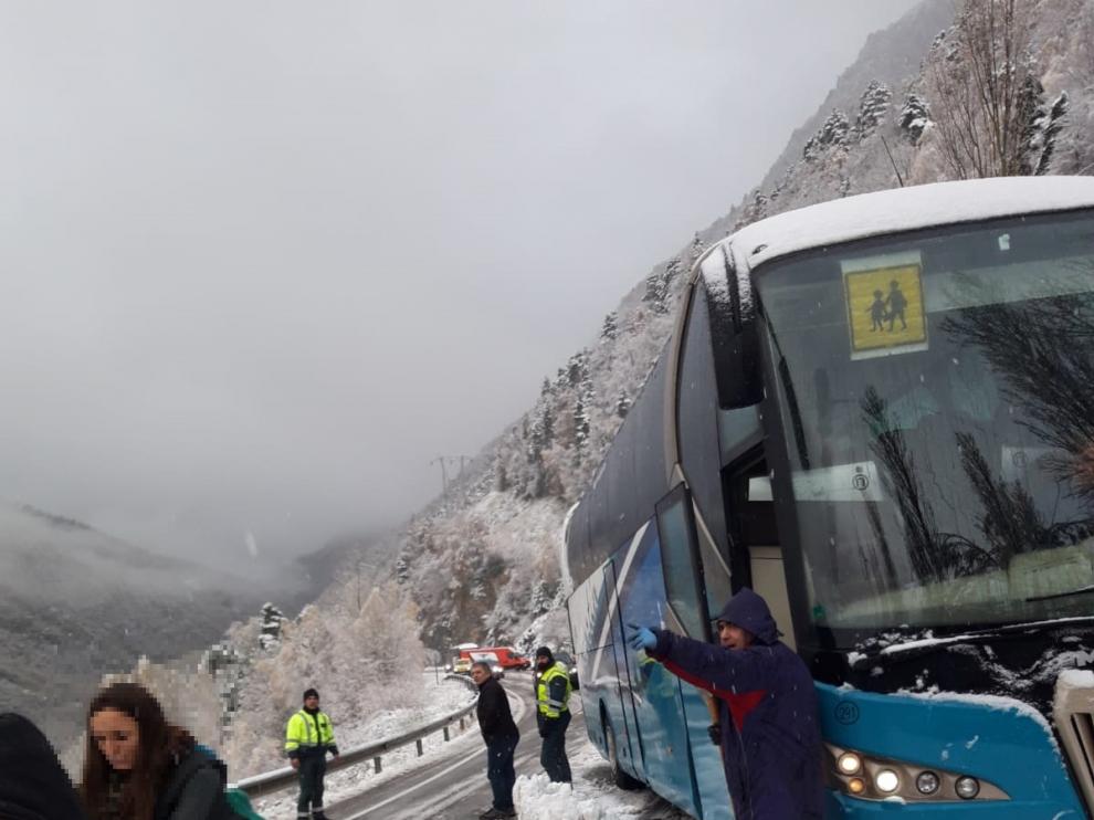 Imagen del autobús atascado.