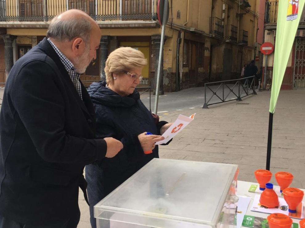 El alcalde de Calatayud informa a una vecina sobre la campaña.