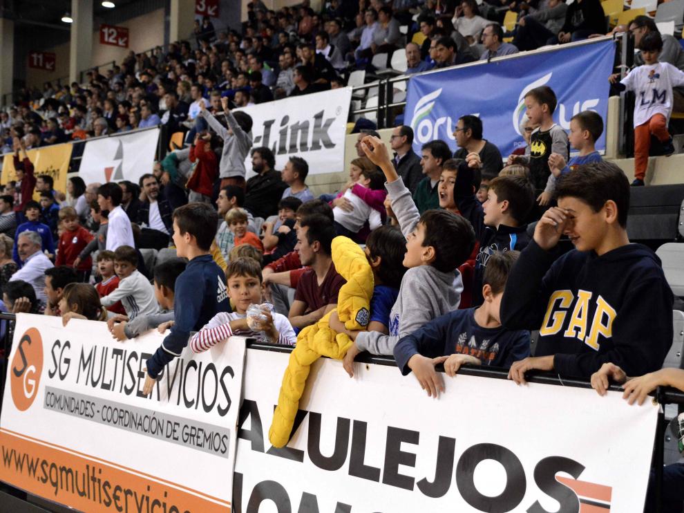 Jóvenes aficionados en el pabellón Siglo XXI.