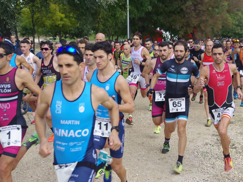 Eliseo Martín, en primer plano, a la carrera de la XXI Copa Aragonesa de Duatlón Cros en Monzón.