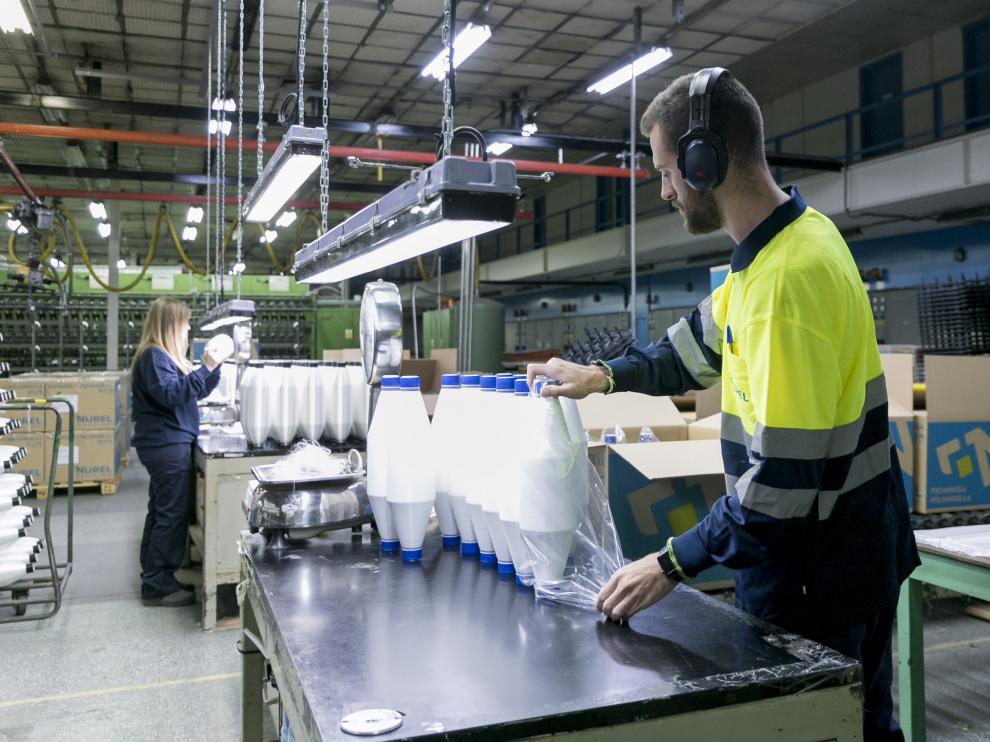 Un operario trabajando en las instalaciones de Nurel en Malpica
