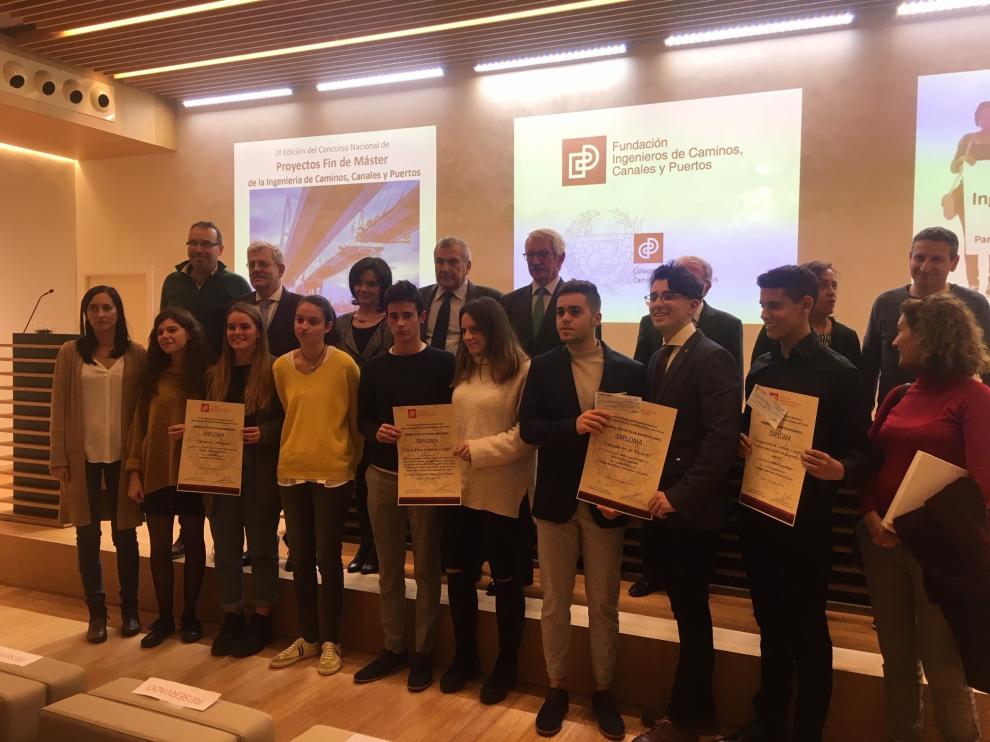 Los alumnos oscenses posan