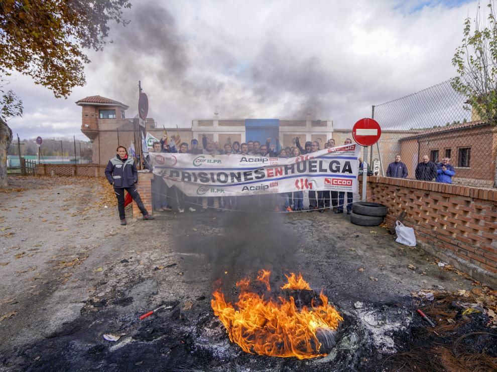 Una hoguera prendida por los huelguistas corta el acceso a la cárcel de Teruel.