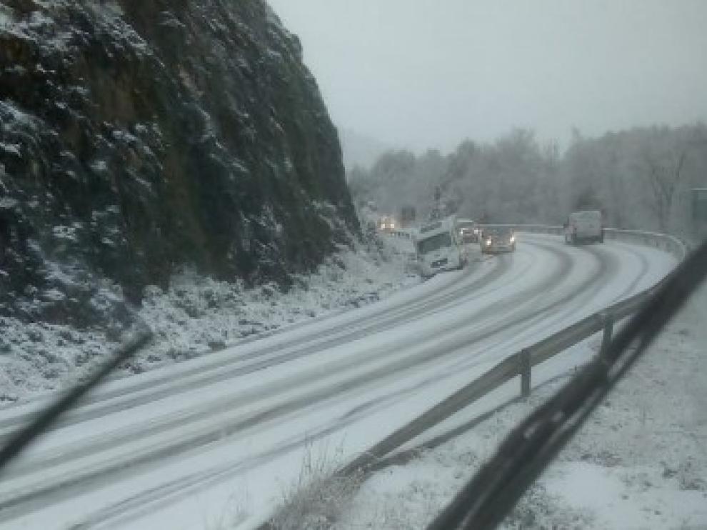 Vehículos afectados por la nieve caída en la carretera A-136, en la provincia de Huesca.