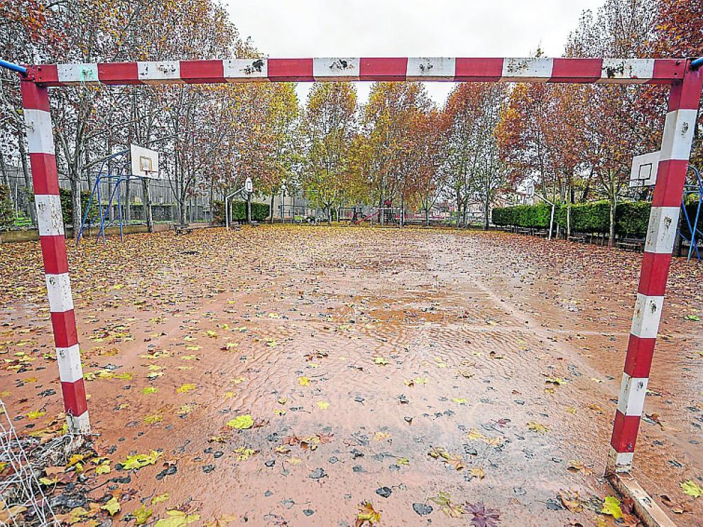 Las pistas deportivas cubiertas de barro desde hace un mes.