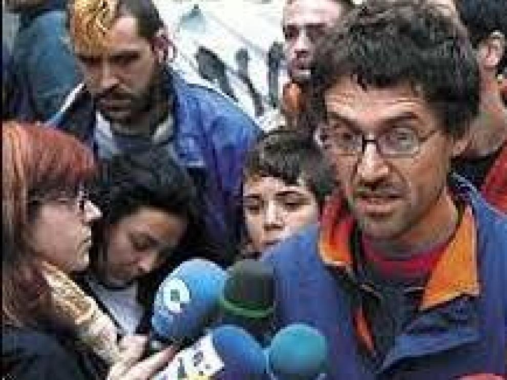Agustín Toranzo, atendiendo a los medios.