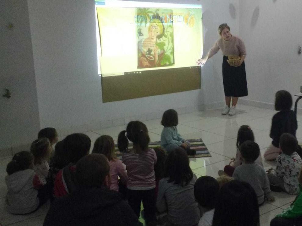 Cuentacuentos audiovisual durante la jornada del lunes.