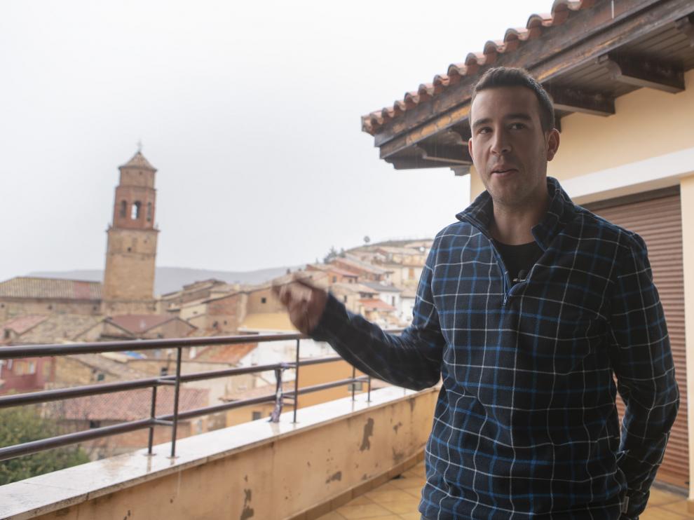 Vicente Zaragoza, teniente de alcalde, en la terraza de la Casa Consistorial, con la torre de la iglesia al fondo.