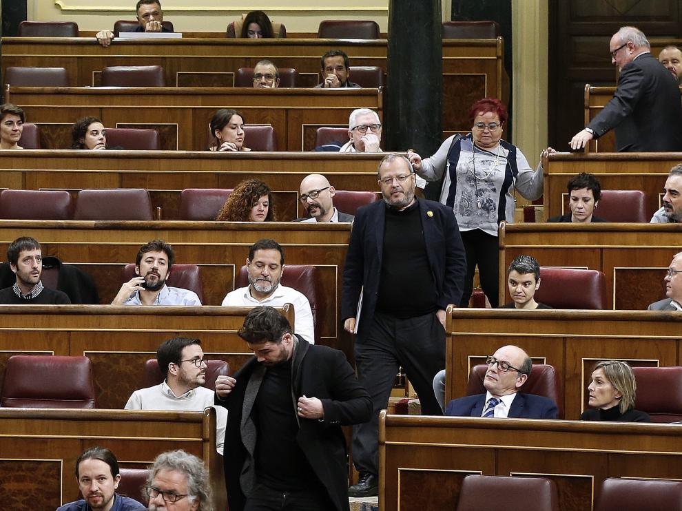 Momento en el que los diputados de ERC abandonan el pleno