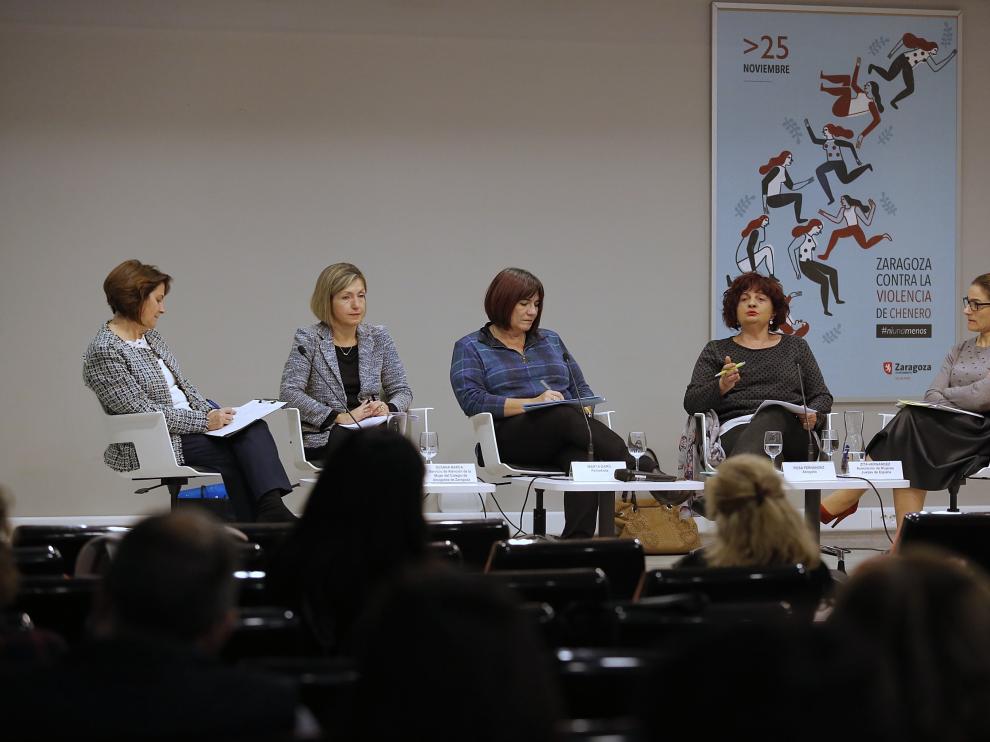 Las participantes en la mesa, Ana Gaspar, Susana Barca, Marta Garú, Rosa Fernández y Zita Hernández.
