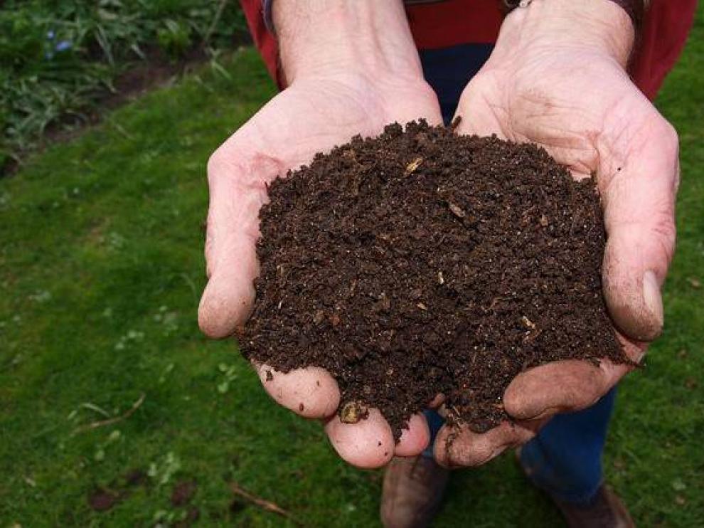 El compost es un abono resultado del procesamiento de residuos orgánicos.