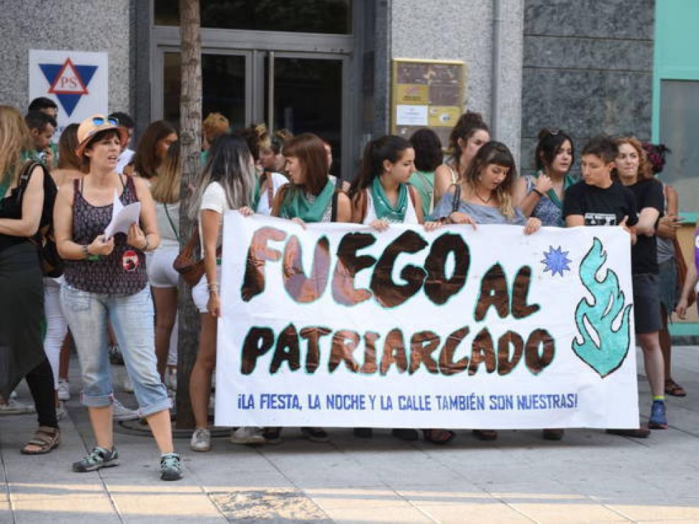 Participantes en la concentración contra las agresiones sexuales convocada en Huesca el 12 de agosto.