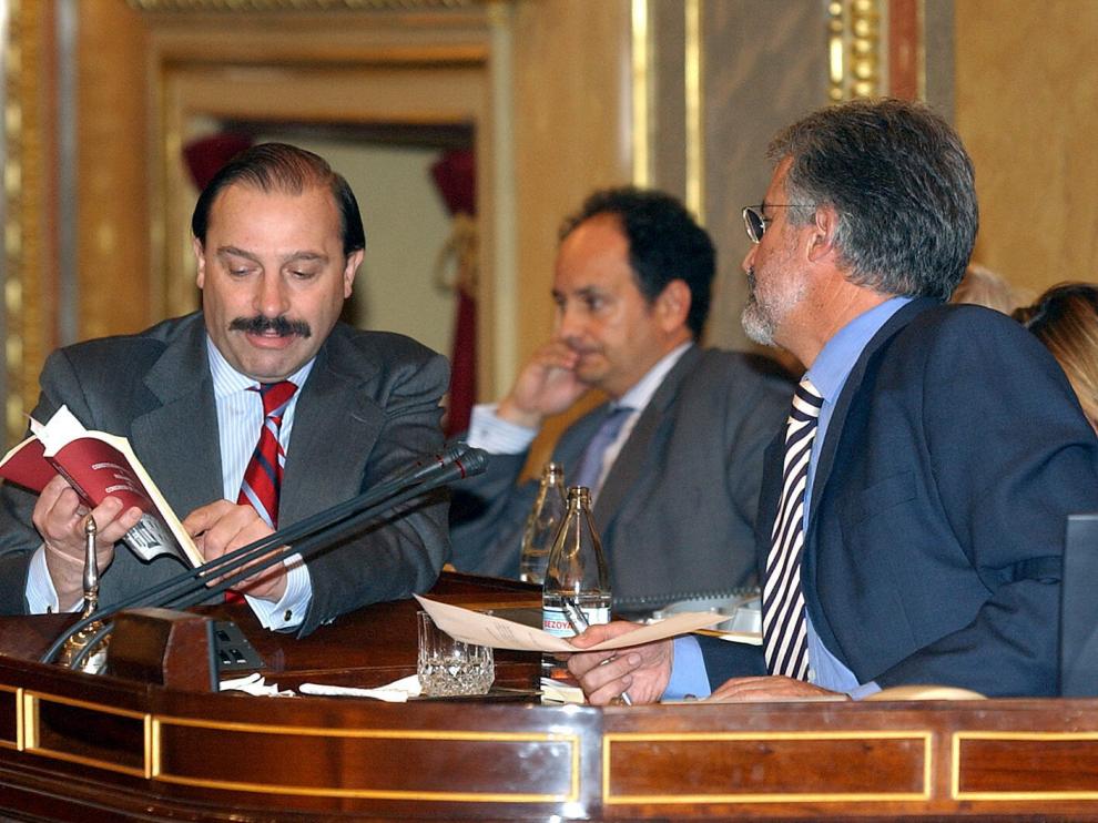 Marínez-Pujalte y Manuel Marín hablan en el Congreso en noviembre de 2004